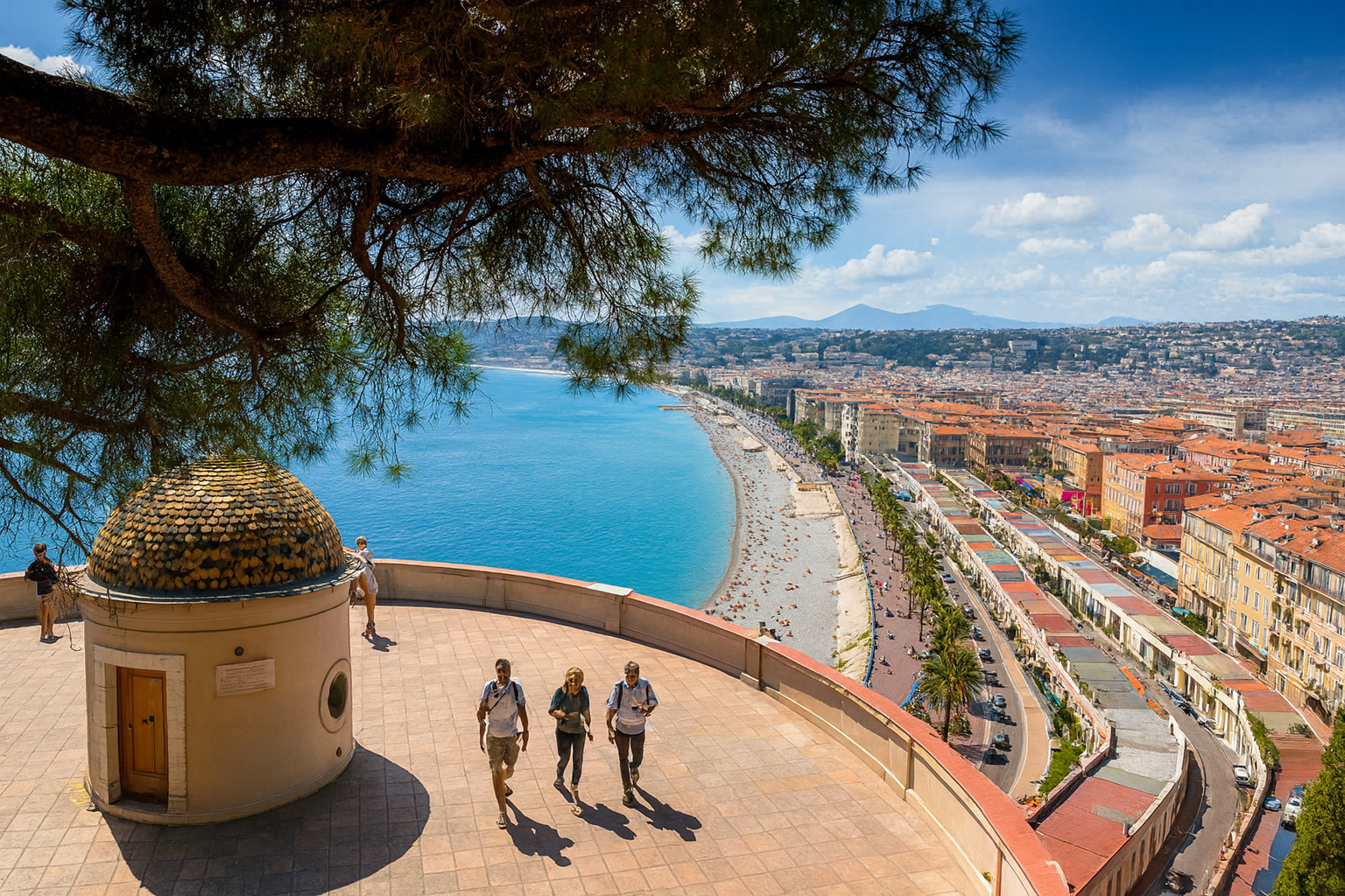 Aussichtspunkt Bellanda Tower in Nizza mit Blick auf die Promenade des Anglais, das azurblaue Meer und malerischen weiß-grauen Wolken im Sonnenschein.