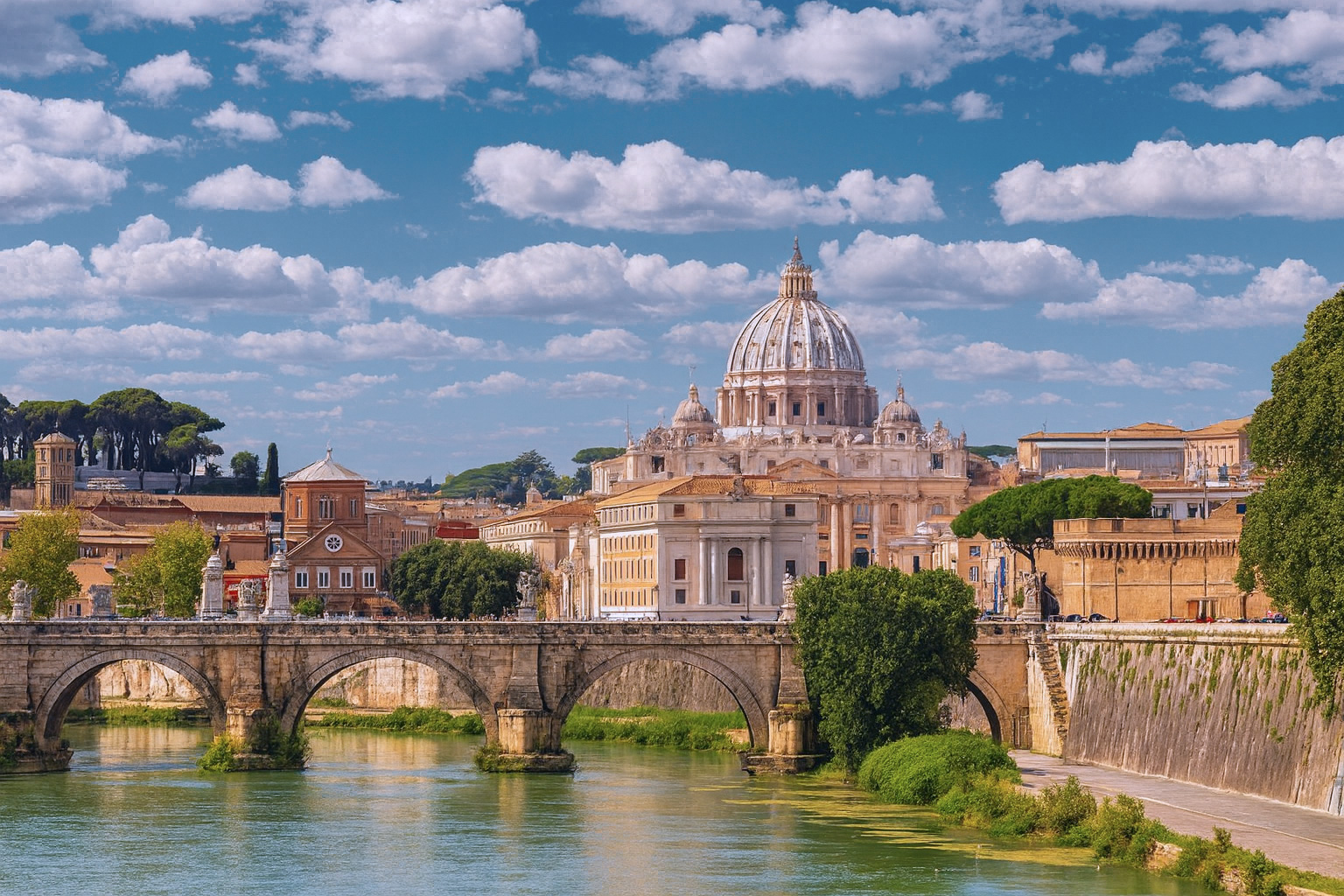 Panorama von Rom mit dem Fluss Tiber und dem Vatikan im Hintergrund unter malerischen weiß-grauen Wolken im besten Sonnenlicht.