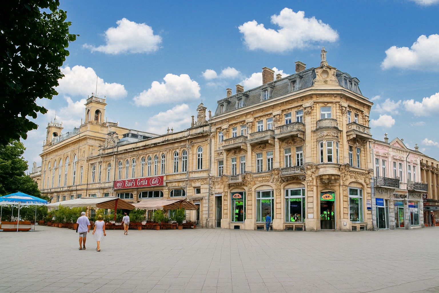 Fußgängerzone in Русе mit dem Schauspielhaus Sawa Ognianow und historischen Gebäuden bei sonnigem Himmel mit Spaziergängern.