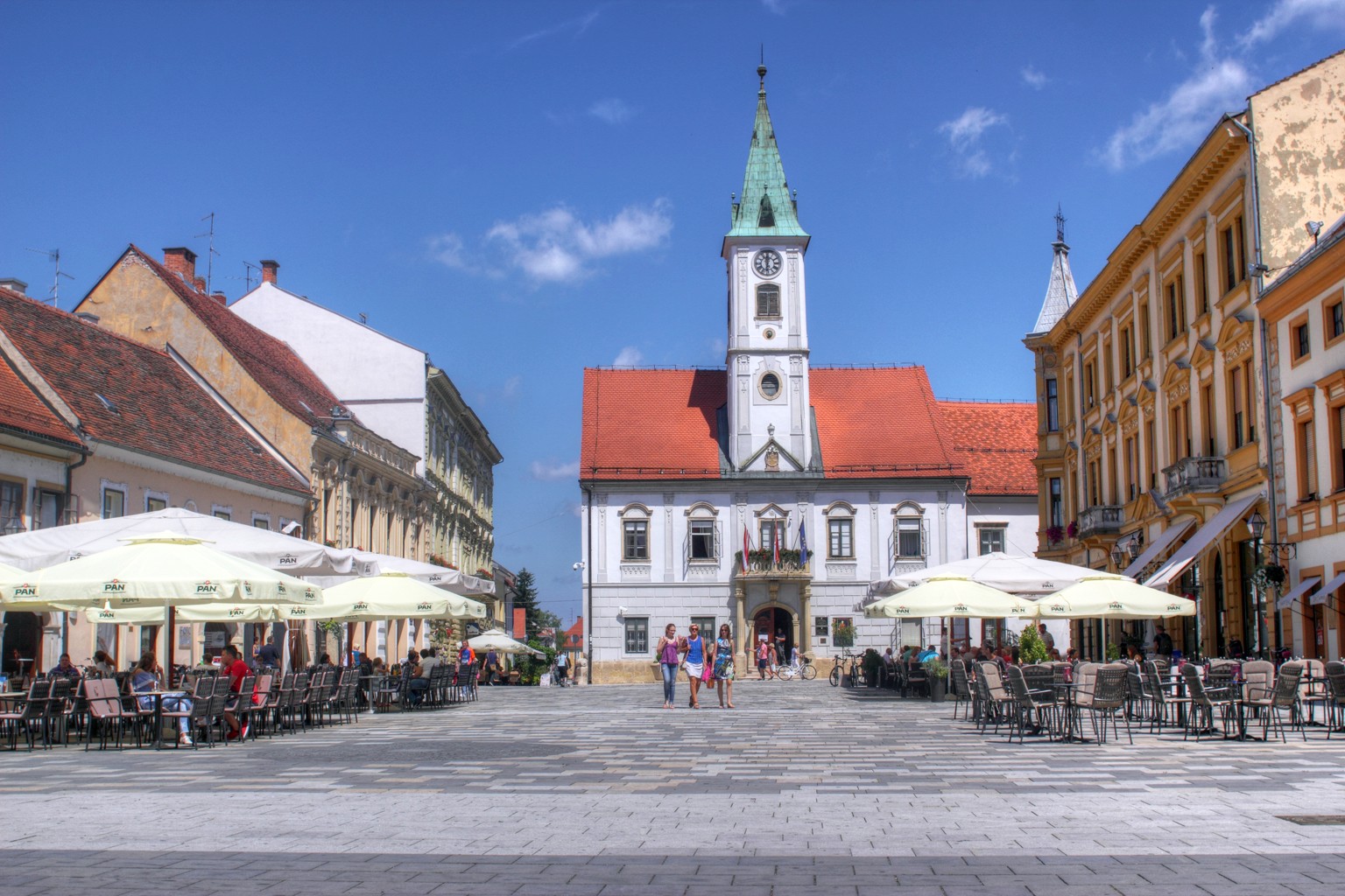 Der Kralja Tomislava Platz in Varaždin und im Hintergrund der Gradska Vijećnica Stasthalle.