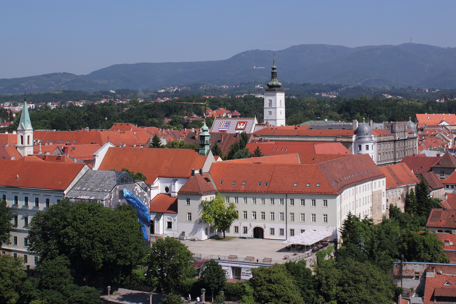 Altstadt von Zagreb Oberstadt mit dem Hintergund von Sljeme.