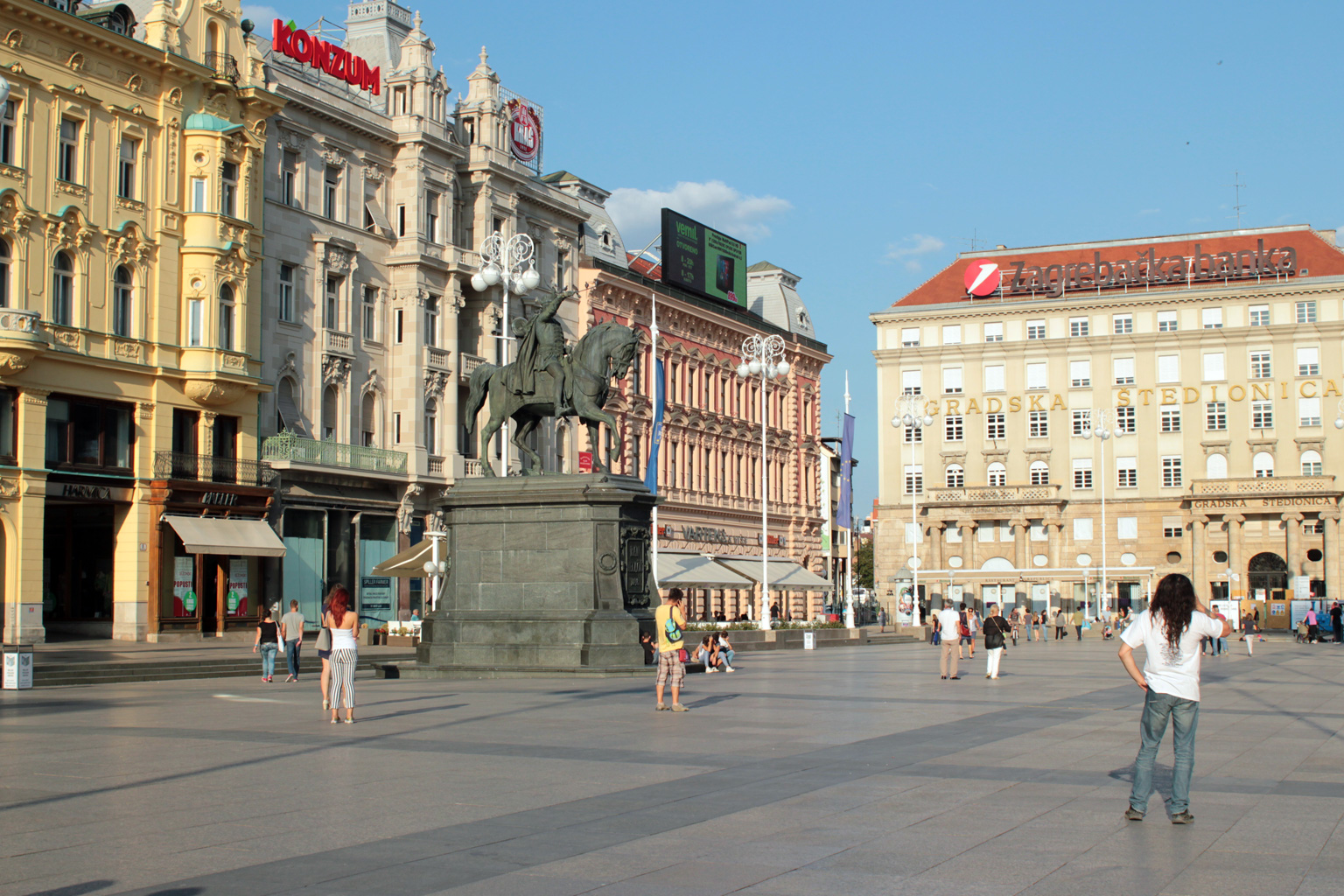 Der Trg bana Josipa Jelačića bei Sonnenschein und dem Das Reiterdenkmal des Bans Josip Jelačić 