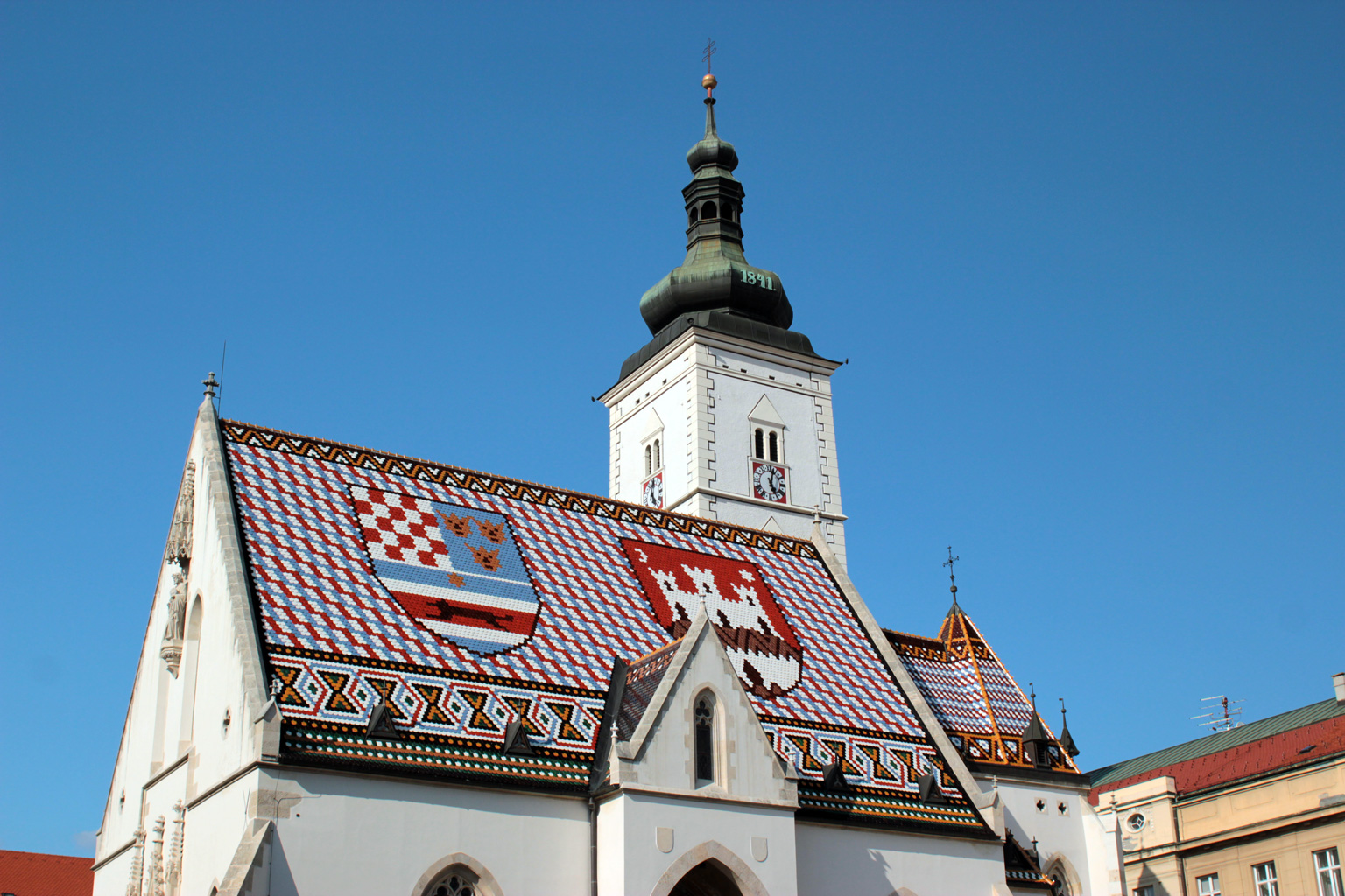 Die St.-Markus-Kirche mit dem farbigen Ziegeldach