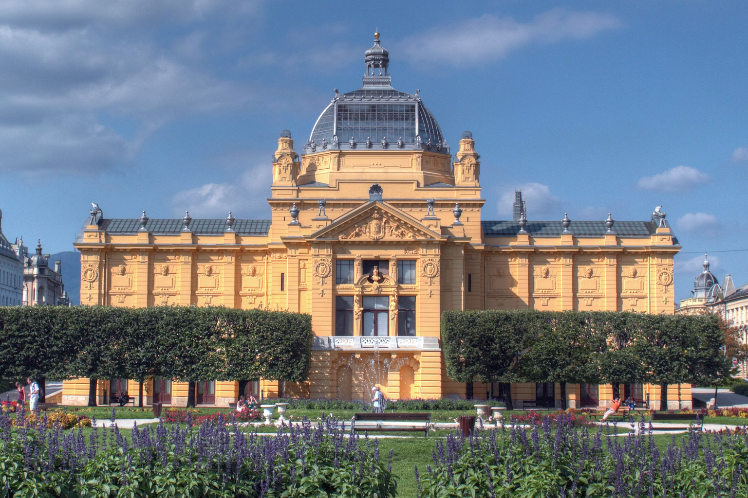 Das Kunstpavillon Zagreb im Park bei Sonnenschein