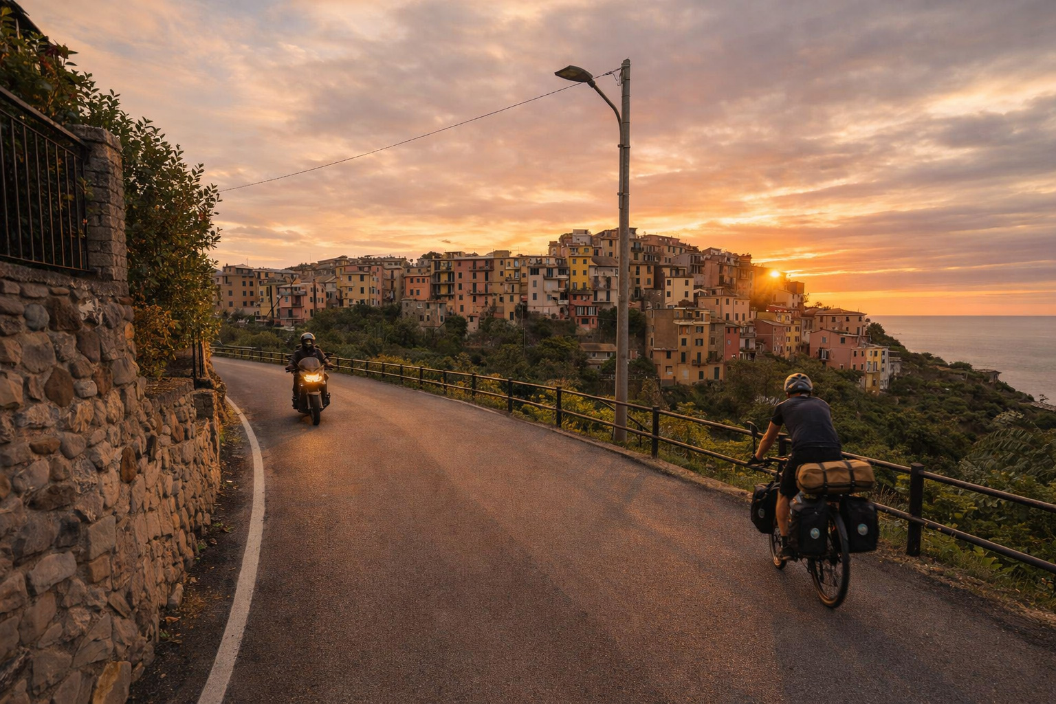 Die Via Europe Landstraße in Italien bei Sonnenuntergang