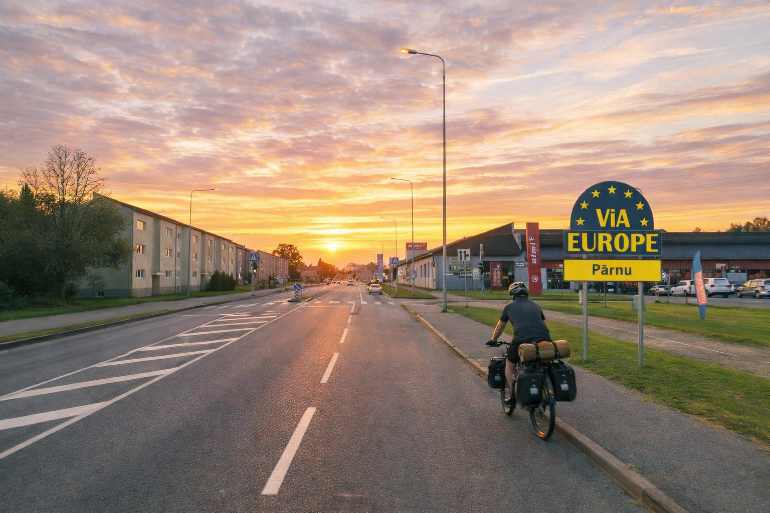 Der Ortseingang zu Pärnu bei Sonnenuntergang