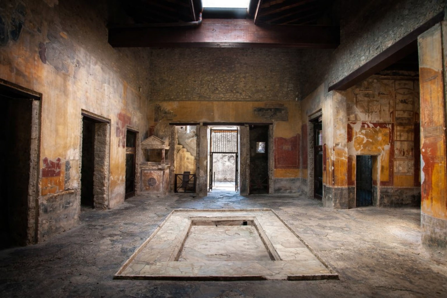 Innenraum der Casa del Menandro in Pompei mit zentralem Atrium, rechteckigem Impluvium und erhaltenen Wandmalereien, Blick durch die offenen Räume in den rückwärtigen Hof