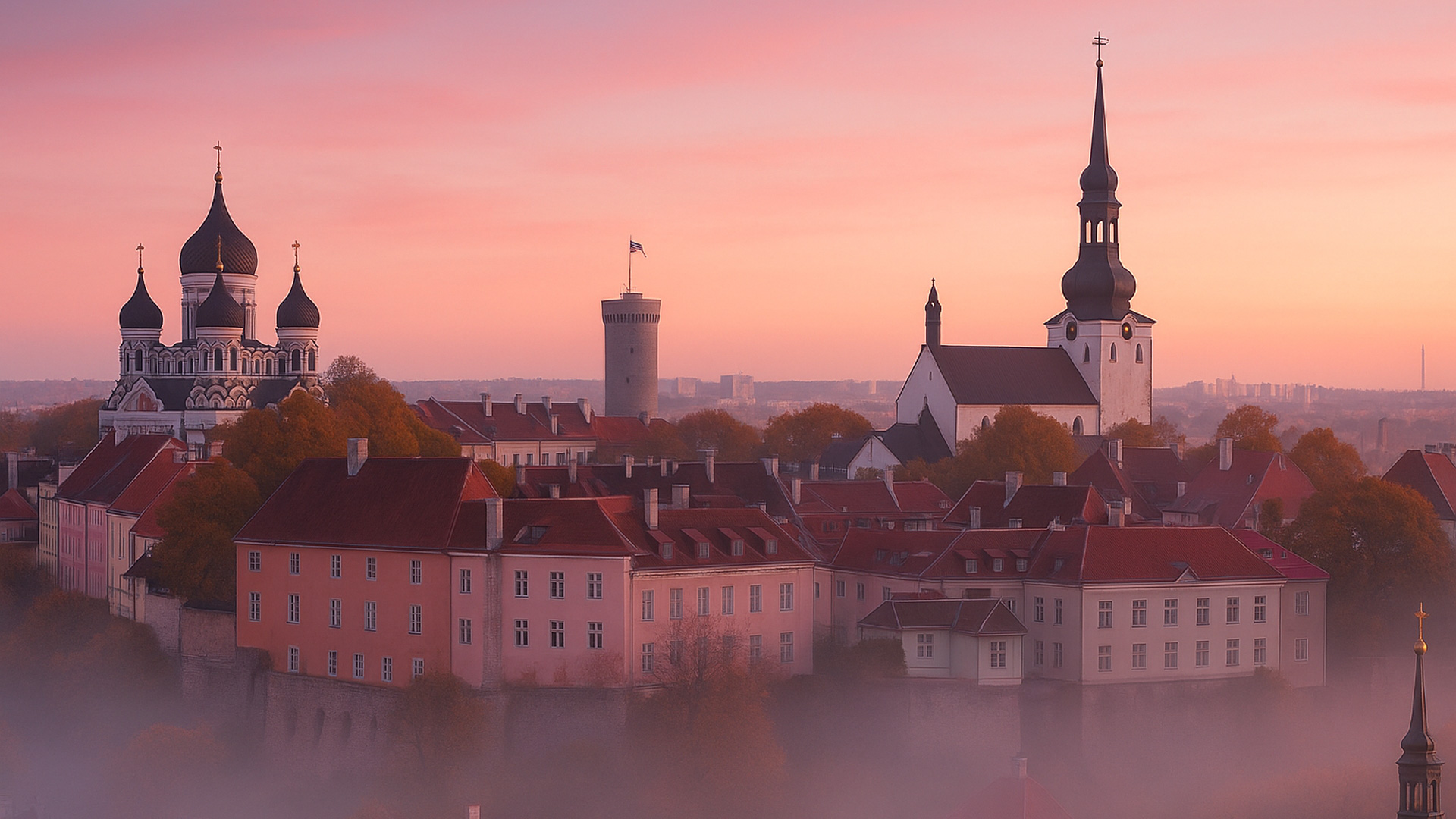 Die Skyline von Tallinn in Estland in der Morgenröte.