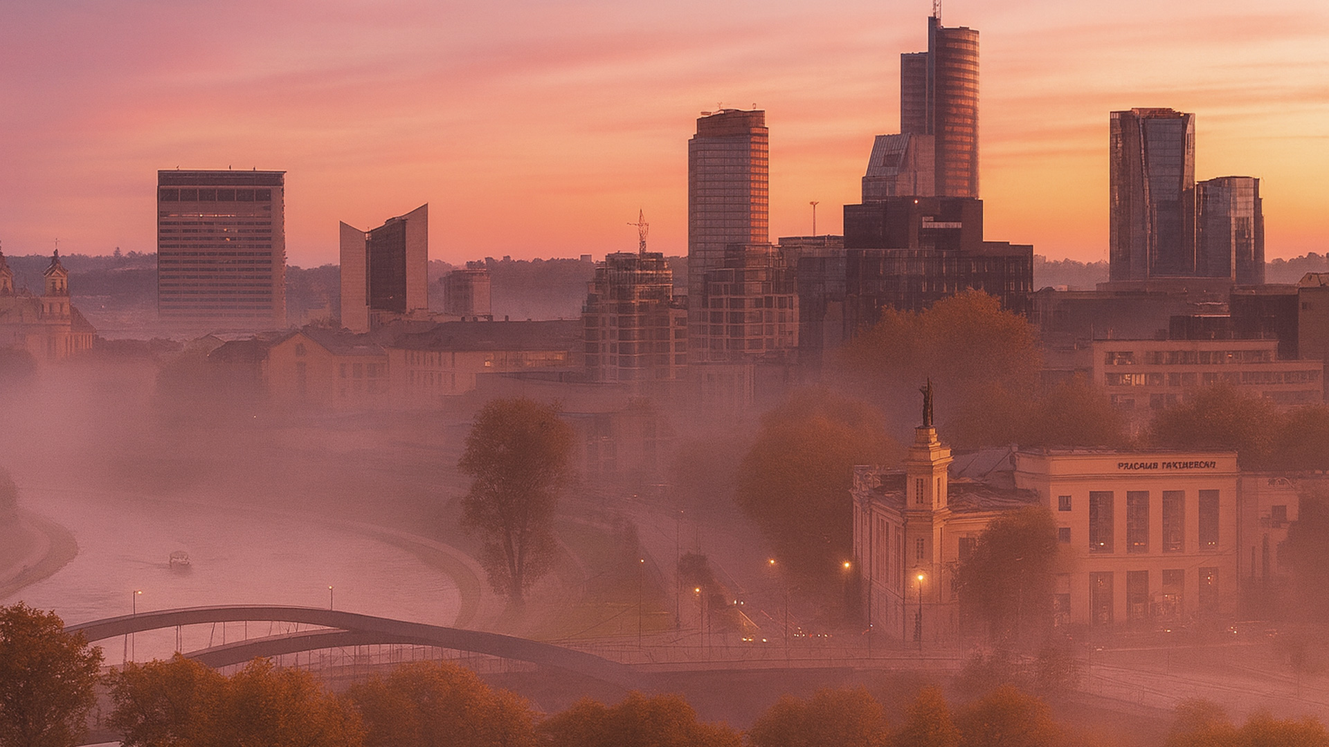 Skyline von Vilnius in Litauen bei Morgenröte mit der Kirche St. Peter und Paul und modernen Hochhäusern.