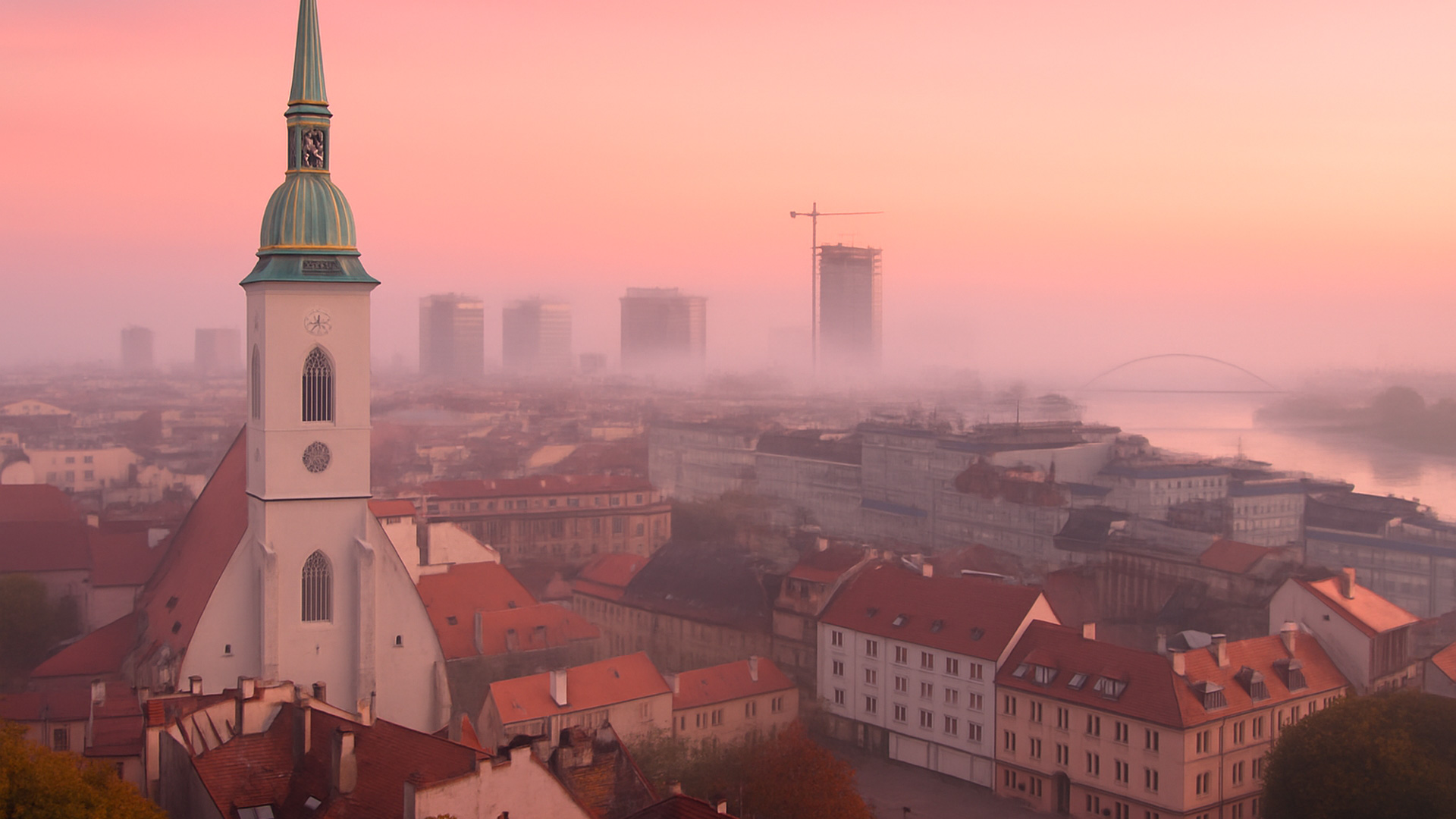 Skyline von Bratislava in der Slowakei bei Morgenröte mit dem Martinsdom und modernen Hochhäusern.