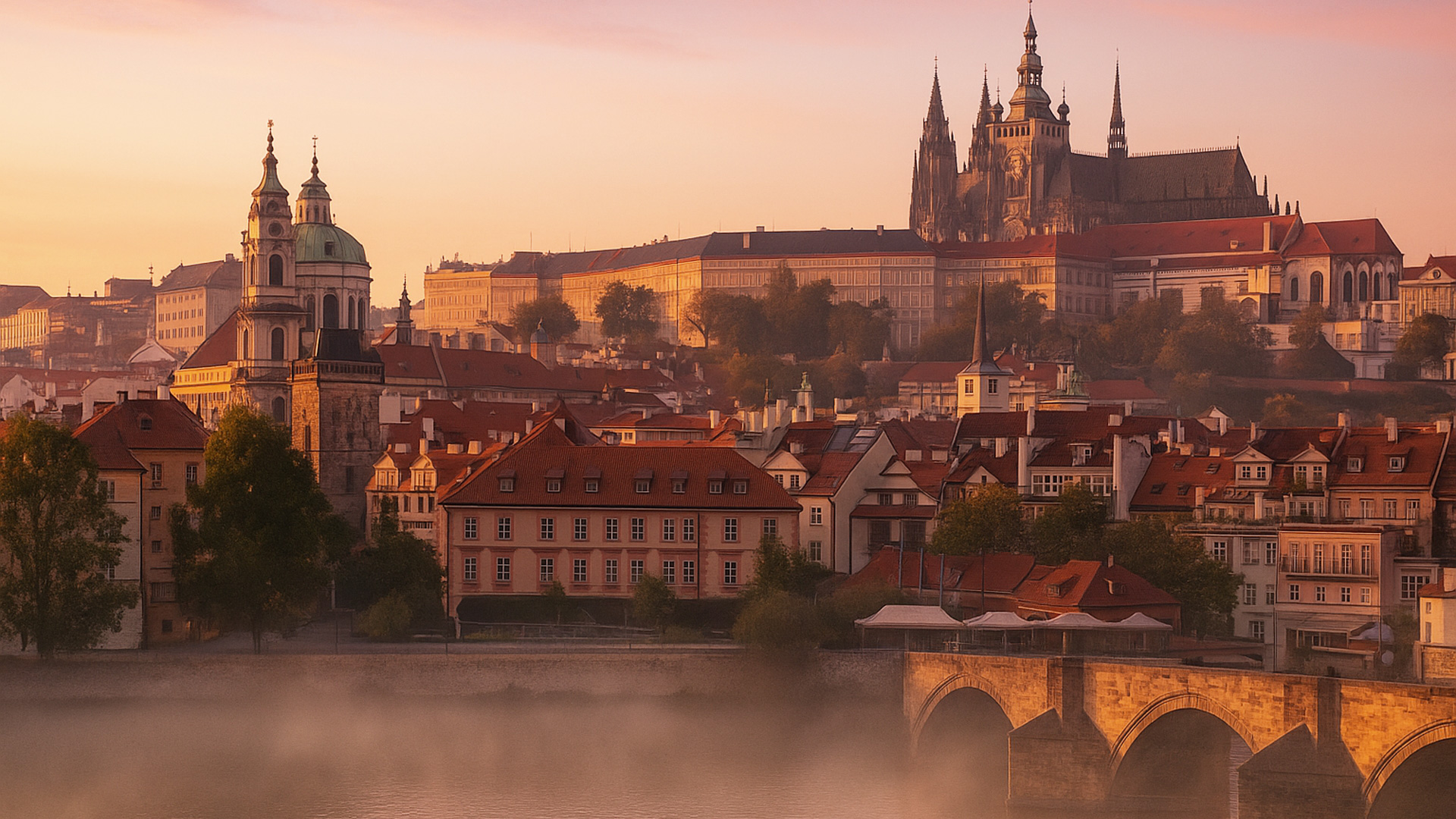 Skyline von Prag in Tschechien bei Morgenröte mit der Prager Burg und der Karlsbrücke.