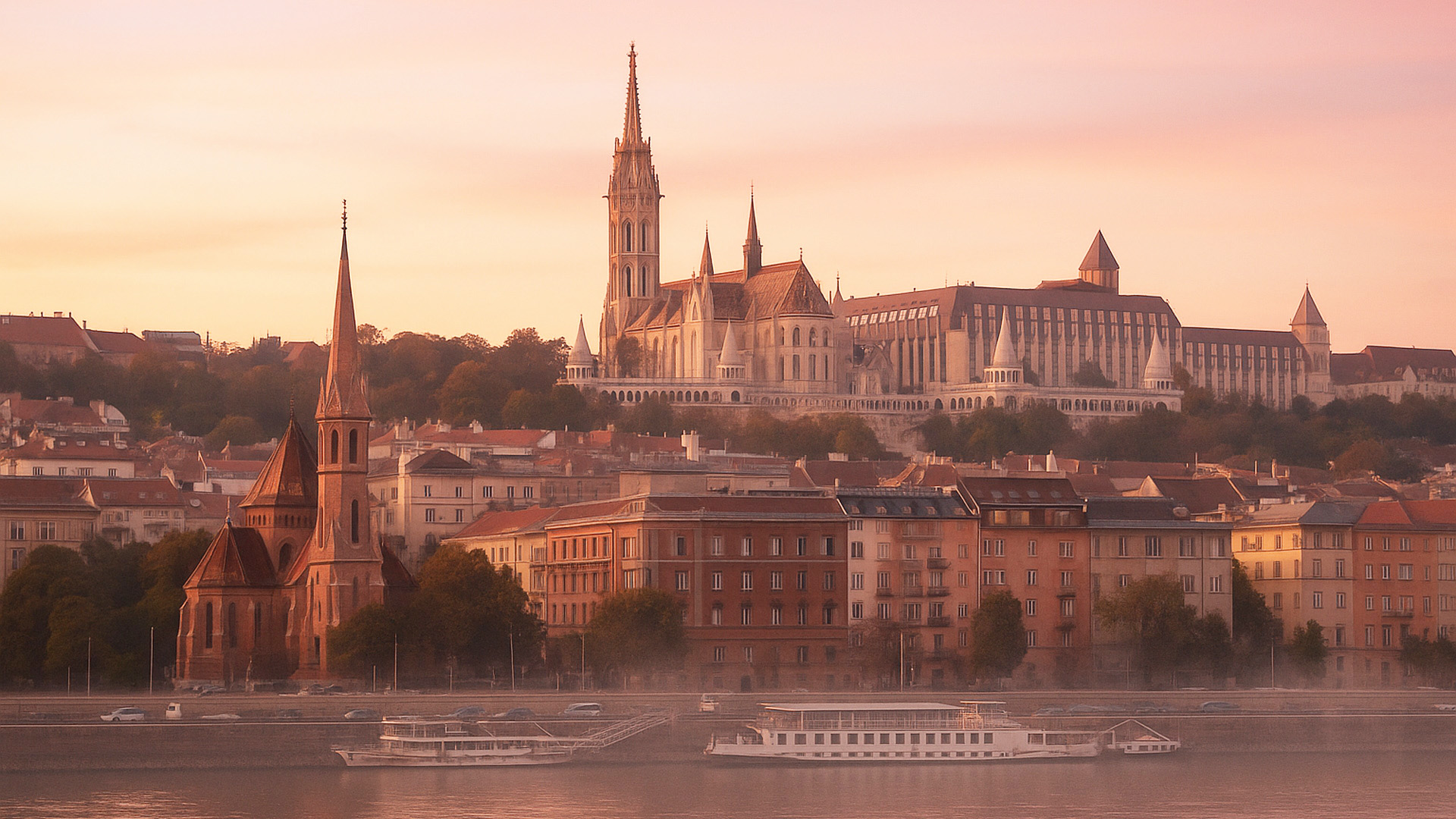 Skyline von Budapest in Ungarn bei Morgenröte mit der Fischerbastei und der Matthiaskirche.