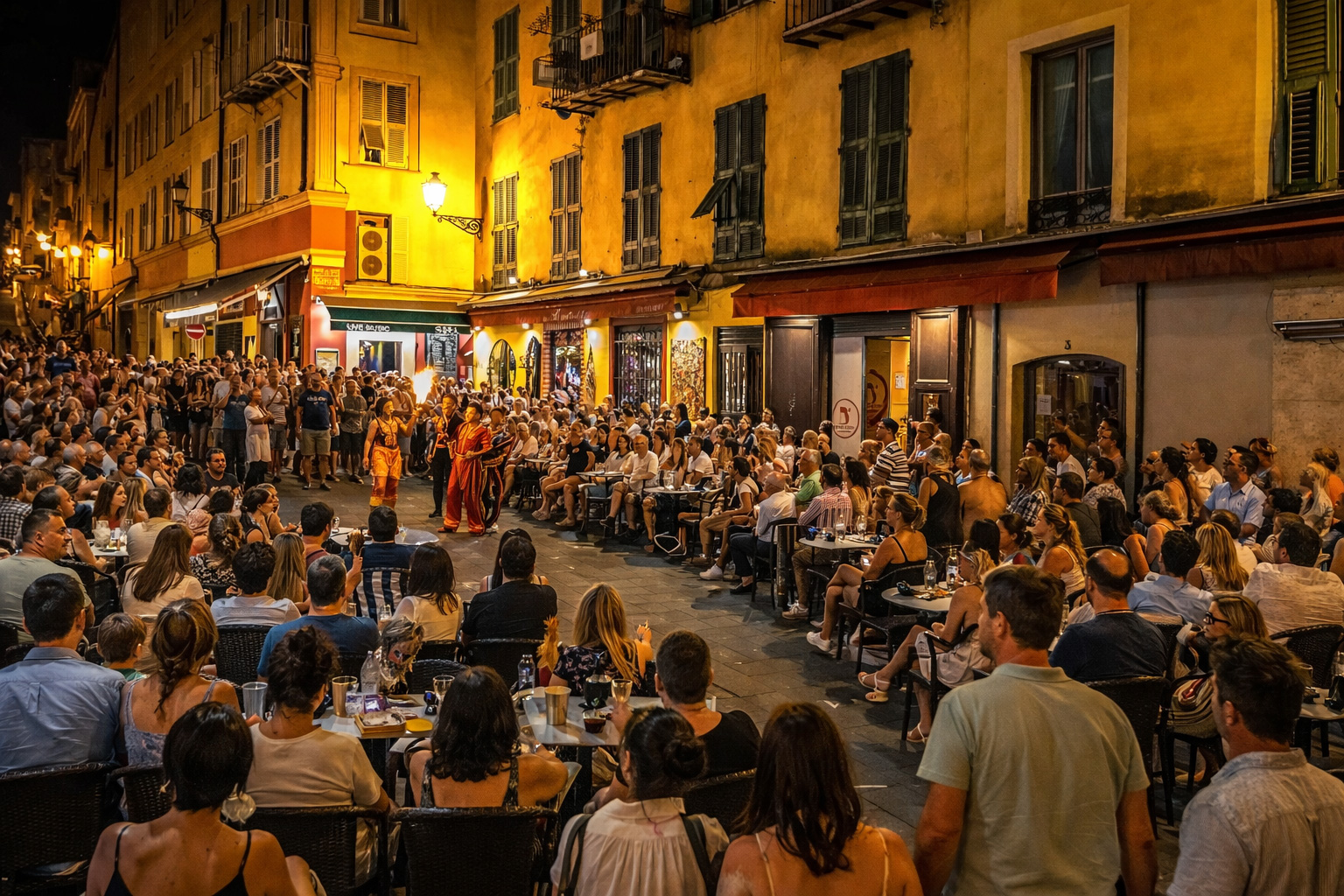 Ein Straßenfest in Nizza bei Sonnenuntergang